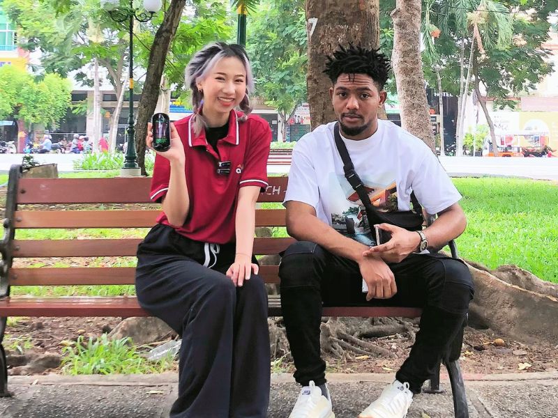 Sử Dụng Máy Dịch Thuật ATalk Plus+ Để Giao Tiếp Với Người Nước Ngoài